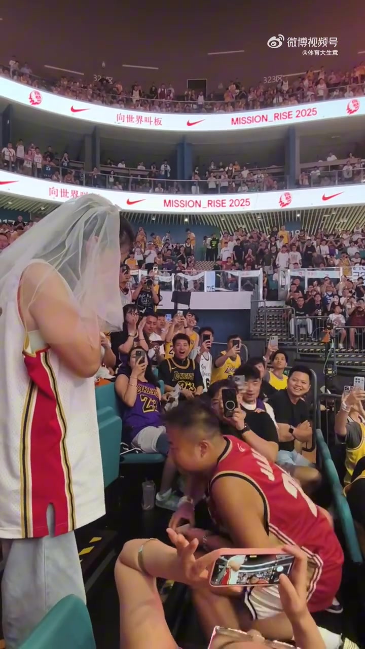 开云体育官网-詹姆斯中国站活动见证浪漫时刻，球迷现场求婚成功