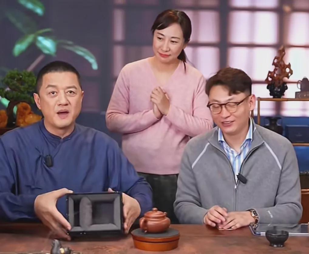 李亚鹏接不住泼天流量，首场直播卖茶叶和紫砂壶，快急死网友了