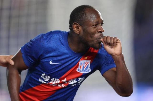 kaiyun.com-莫雷诺连场不敢主罚点球 巴索戈绝平为丢单刀救赎